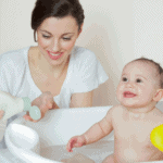 Cara Memandikan Bayi Baru Lahir (Untuk Ibu Bapa Baru)